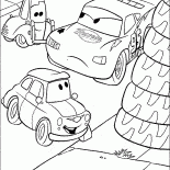 Меняет колеса