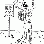 Девушка путешествует пешком