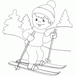 Мальчик на лыжах в лесу