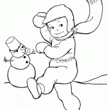 Мальчик кидает снежок