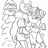 Дети лепят снеговиков