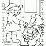 Дети вешают венок